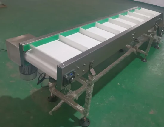 Convoyeur à bande verte Convoyeur de qualité alimentaire Système de convoyage Machine à emballer de matériaux Machine à emballer multifonctionnelle